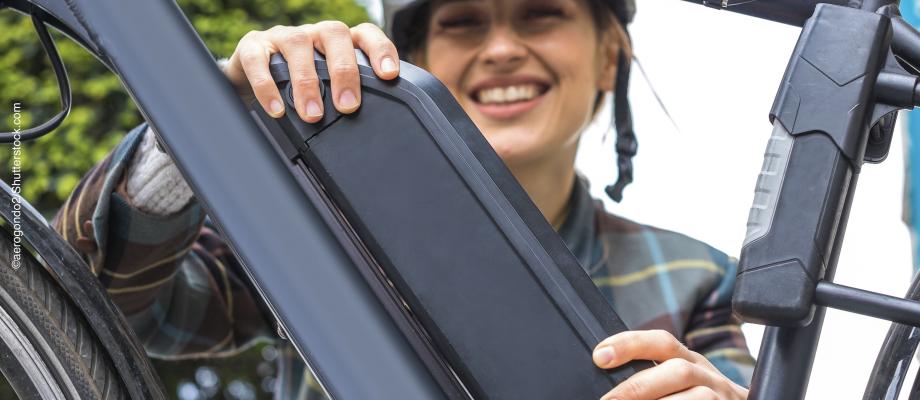 Vrouw met elektrische fiets